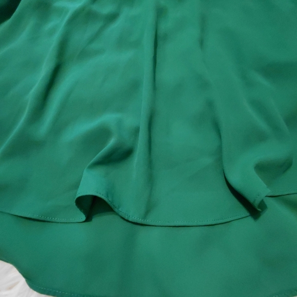 Green Short Sleeve Flowy Blouse - Picture 4 of 4